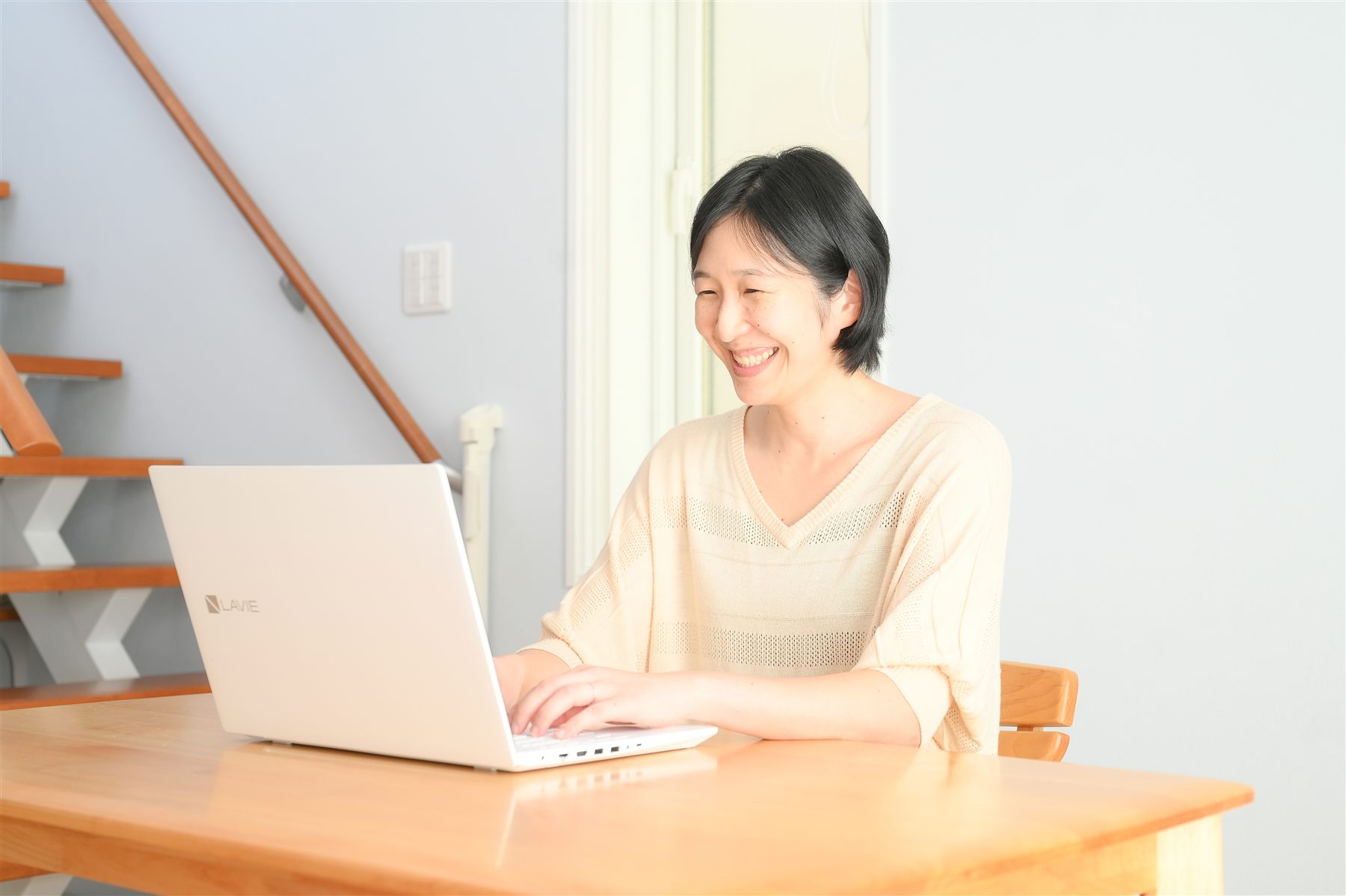 パソコンに向かう堀部まゆみ